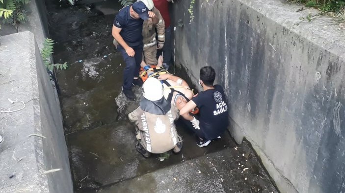 Sultangazi'de ot biçerken su kanalına düşen işçi yaralandı -3