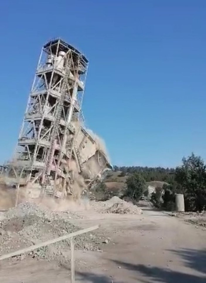Çimento fabrikasında kuleler, saniyeler içinde böyle yıkıldı -1
