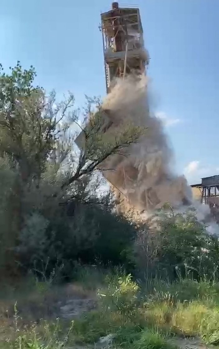Çimento fabrikasında kuleler, saniyeler içinde böyle yıkıldı -2
