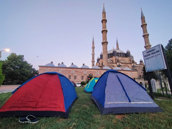 (DRONE) Otellerde yer bulamayan güreş sevdalıları, meydanlarda çadırlarda uyudu -2