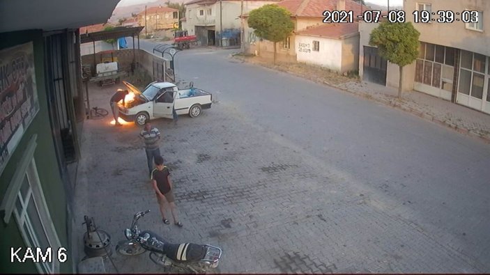 Kayseri'de oto tamircisi, yanan araçtan son anda uzaklaştı