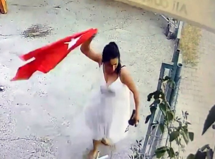 İş yerine asılı Türk bayrağını koparan kadın, çöpe attı; güvenlik kamerasına yakalandı -2
