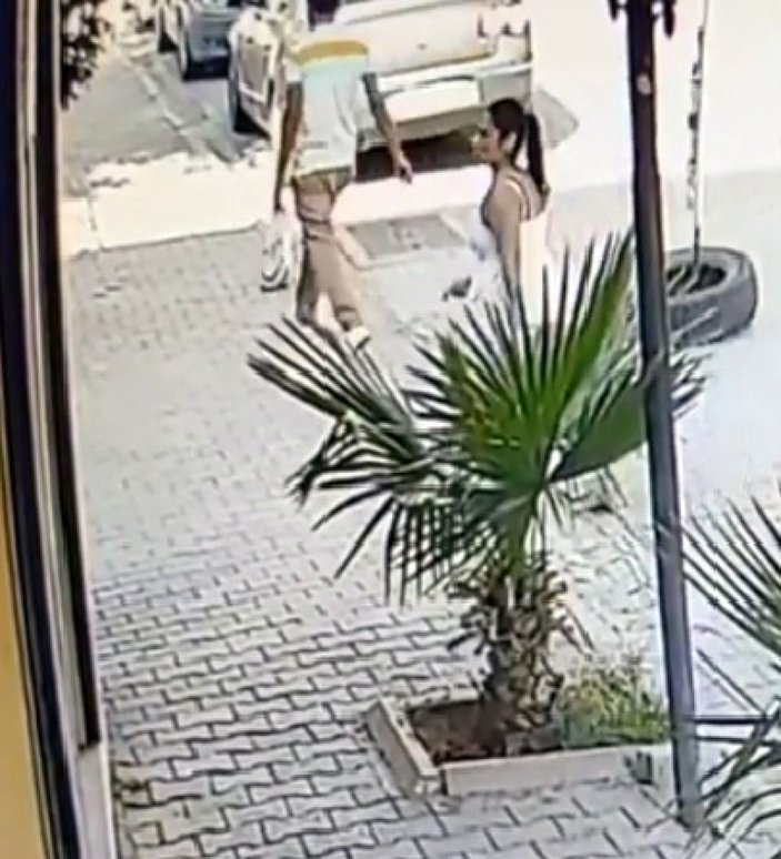 İş yerine asılı Türk bayrağını koparan kadın, çöpe attı; güvenlik kamerasına yakalandı -4