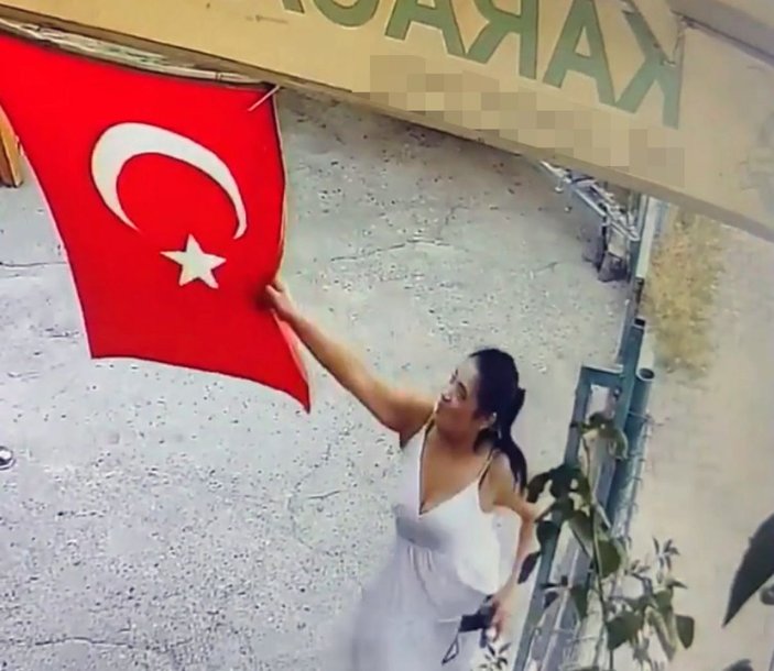 İş yerine asılı Türk bayrağını koparan kadın, çöpe attı; güvenlik kamerasına yakalandı -1