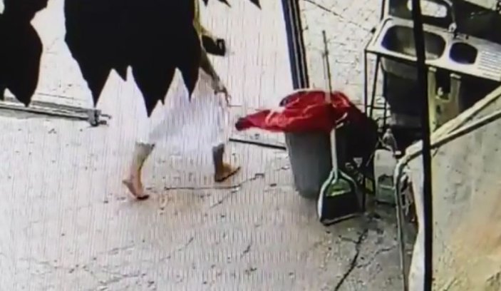 İş yerine asılı Türk bayrağını koparan kadın, çöpe attı; güvenlik kamerasına yakalandı -3