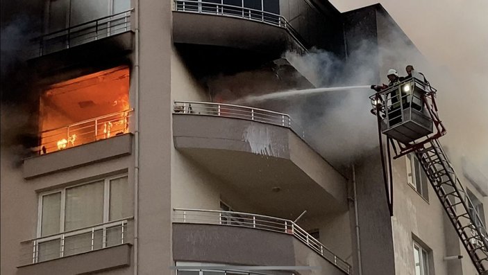 Niğde'de apartman yangını; 10 kişi dumandan etkilendi -1