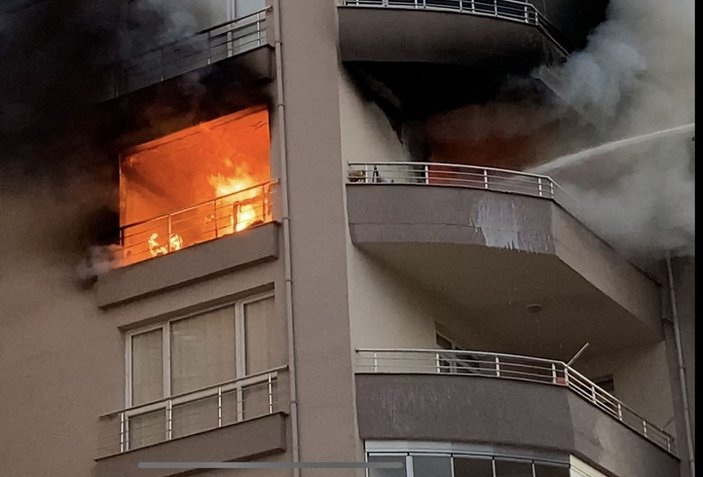 Niğde'de apartman yangını; 10 kişi dumandan etkilendi -4