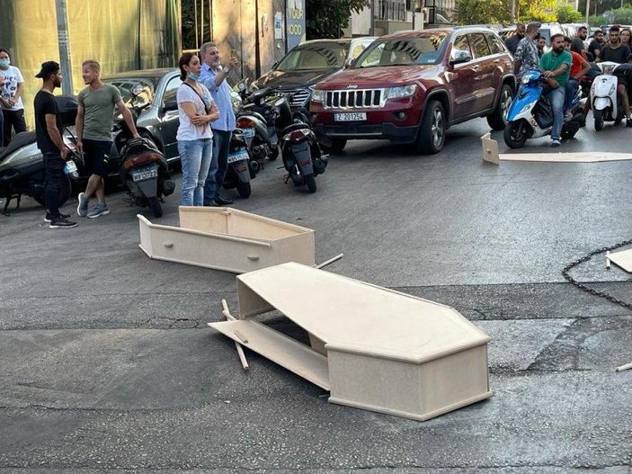 Beyrut Limanı patlamasında yakınlarını kaybeden ailelerden “tabutlu” protesto -3