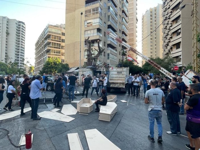 Beyrut Limanı patlamasında yakınlarını kaybeden ailelerden “tabutlu” protesto -2