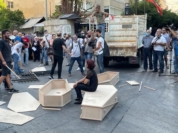 Beyrut Limanı patlamasında yakınlarını kaybeden ailelerden “tabutlu” protesto -1