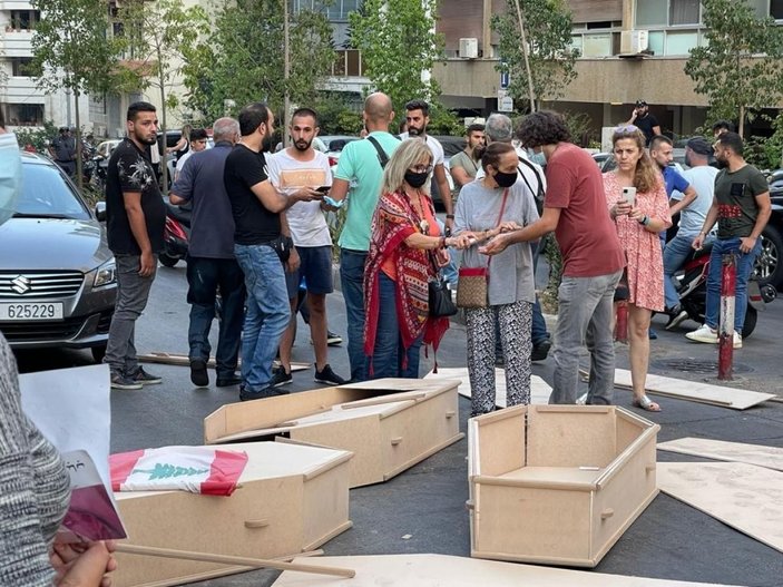 Beyrut Limanı patlamasında yakınlarını kaybeden ailelerden “tabutlu” protesto -6