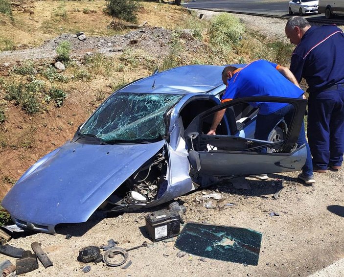 Bitlis'te takla atan otomobildeki baba ve 3 çocuğu yaralandı -5