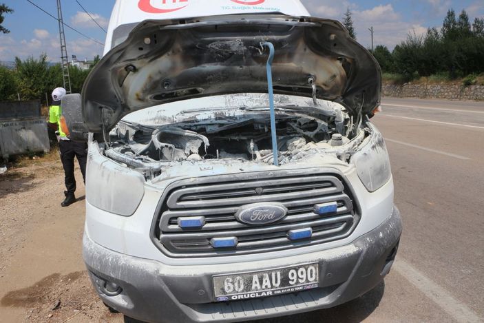 Hasta nakledilen ambulanstaki yangını sürücü söndürdü -2