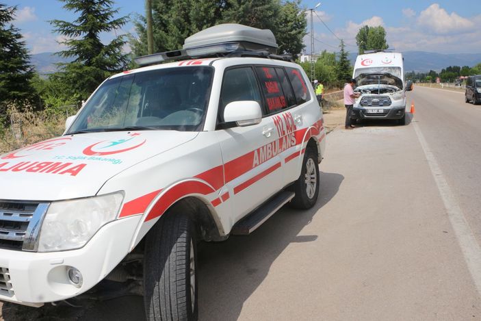 Hasta nakledilen ambulanstaki yangını sürücü söndürdü -5