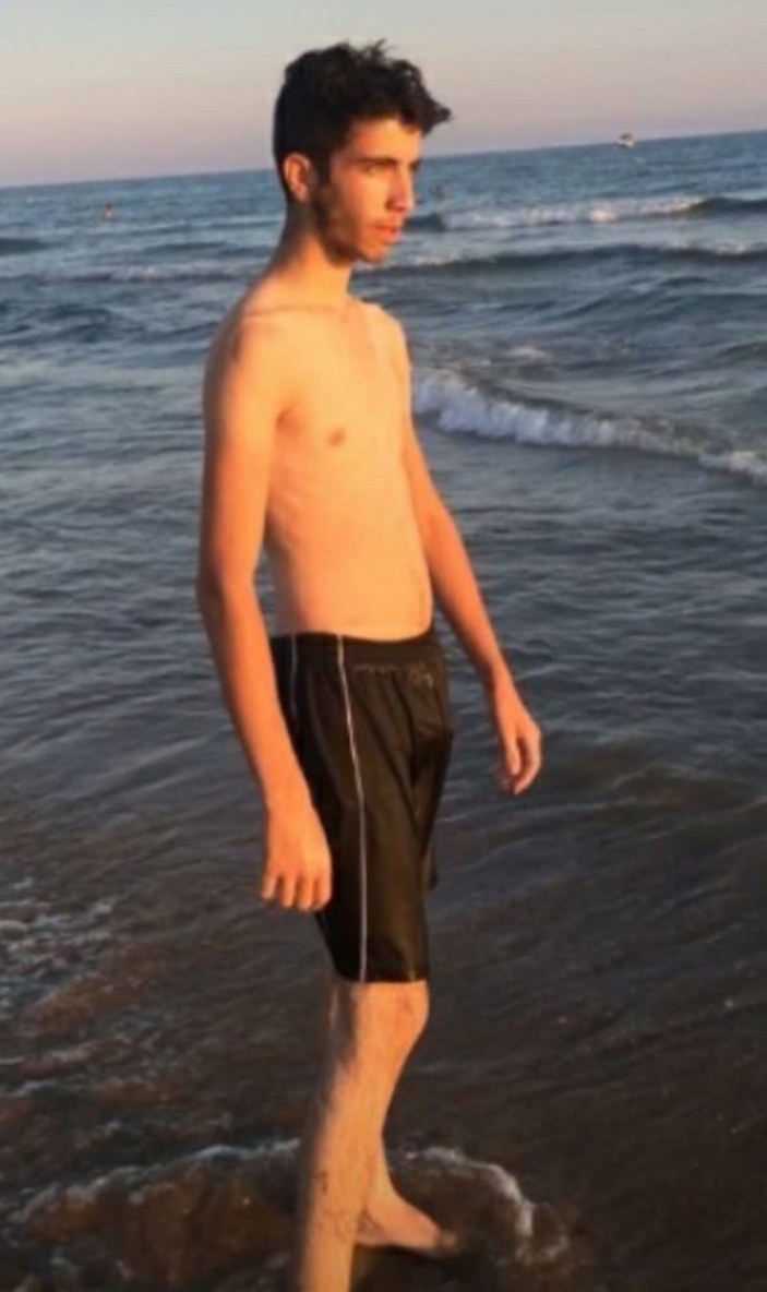 Antalya'da sahilde fotoğraf çektirip denizde kaybolan gençten kötü haber