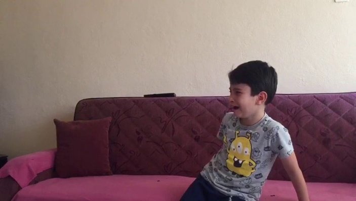 15 Temmuz darbe girişimi videosunu izleyen küçük çocuk gözyaşlarını tutamadı -1