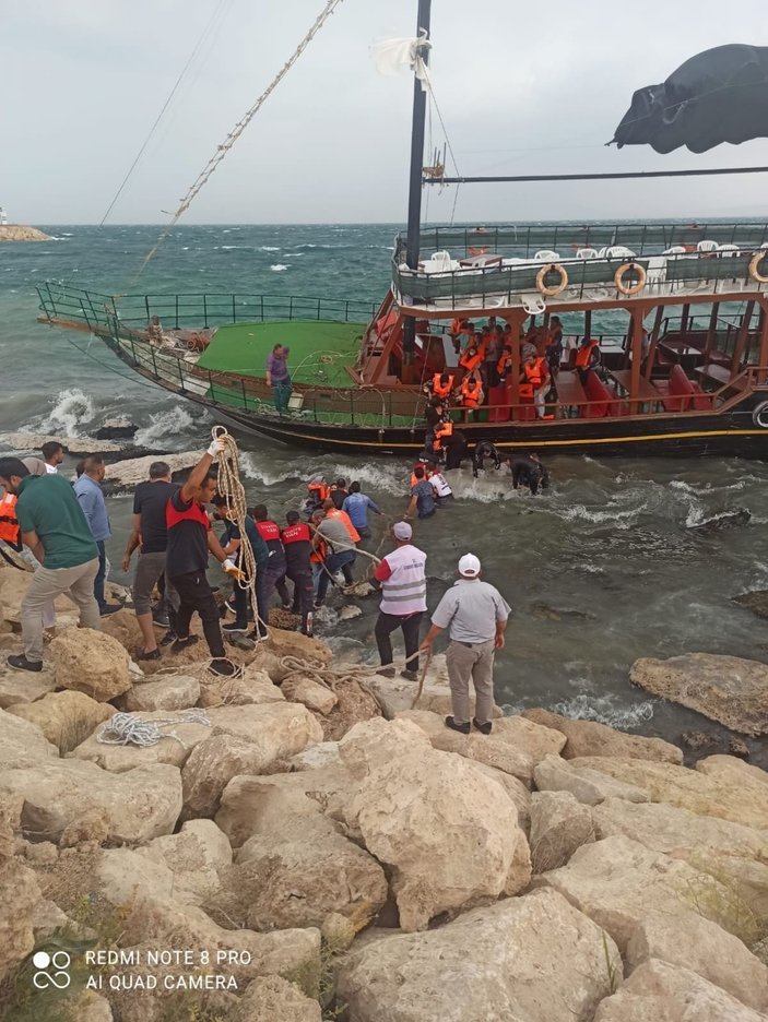 Van Gölü’nde karaya oturan teknedeki yolcular büyük korku yaşadı -15
