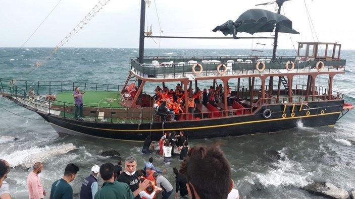 Van Gölü’nde karaya oturan teknedeki yolcular büyük korku yaşadı -2