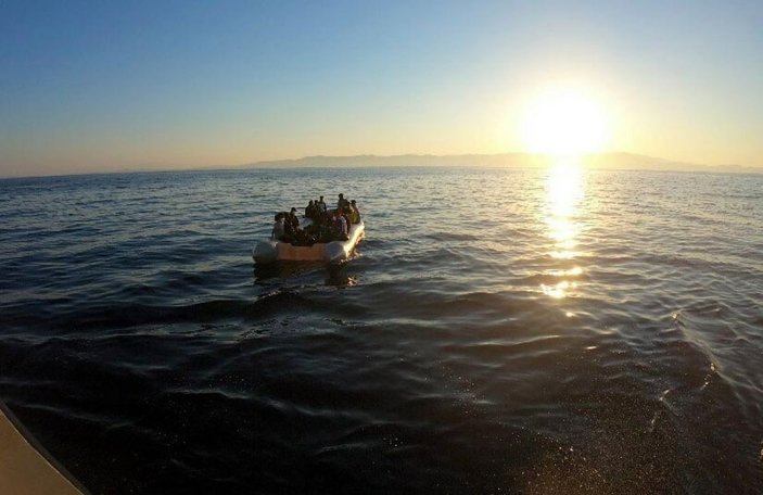 Dikili açıklarında, lastik bottaki 31 kaçak göçmen kurtarıldı -2