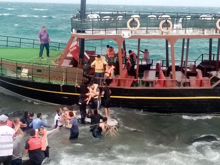 Van Gölü’nde karaya oturan teknedeki yolcular büyük korku yaşadı -9