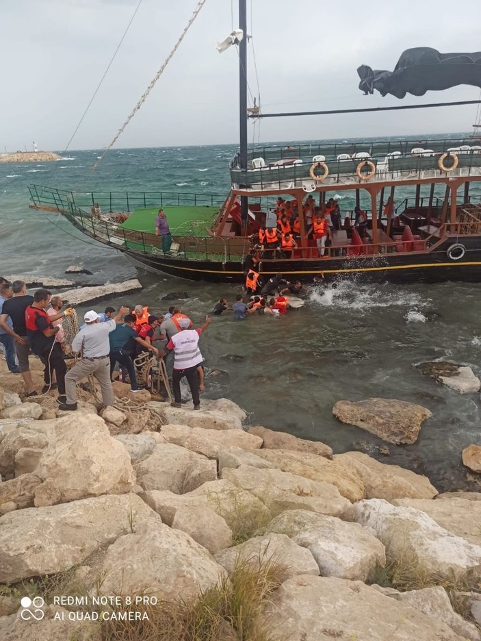 Van Gölü’nde karaya oturan teknedeki yolcular büyük korku yaşadı -18