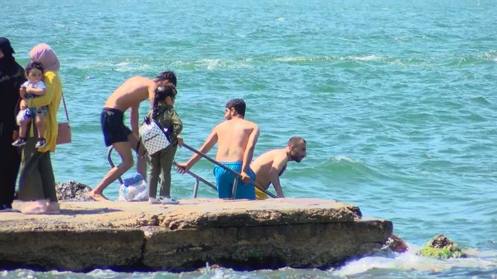 Havadan fotoğraflarla // İstanbullular Büyükada'ya akın etti; müsilajsız denize girdiler -3