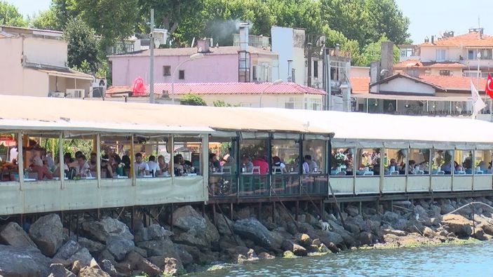 Havadan fotoğraflarla // İstanbullular Büyükada'ya akın etti; müsilajsız denize girdiler -9