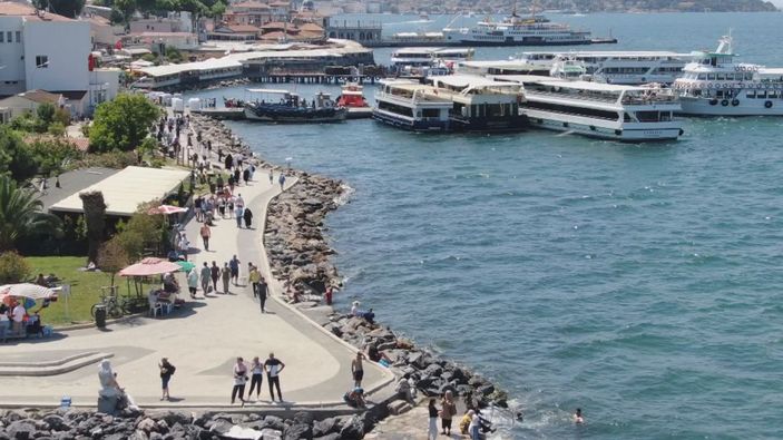Havadan fotoğraflarla // İstanbullular Büyükada'ya akın etti; müsilajsız denize girdiler -2