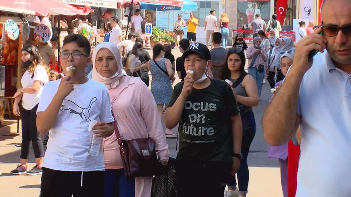 Havadan fotoğraflarla // İstanbullular Büyükada'ya akın etti; müsilajsız denize girdiler -6