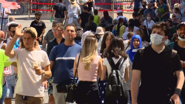 Havadan fotoğraflarla // İstanbullular Büyükada'ya akın etti; müsilajsız denize girdiler -7