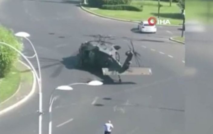 Askeri helikopter, trafiğin ortasına acil iniş yaptı -1