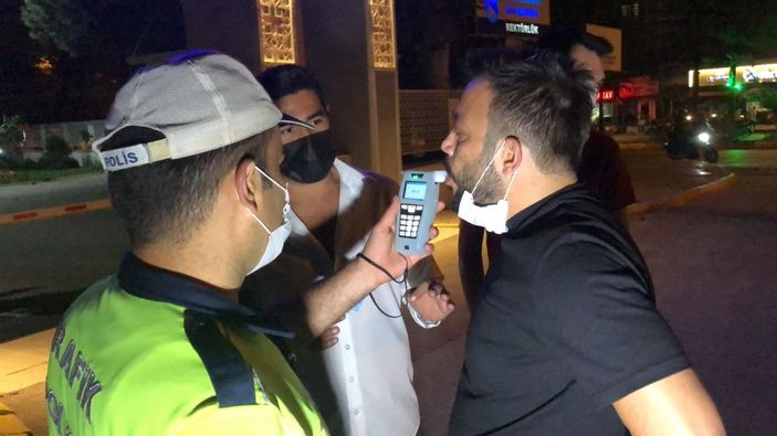 Polisleri görünce aracını park edip, yaya rolü yapıp kaçmak isteyen sürücü alkollü çıktı -1