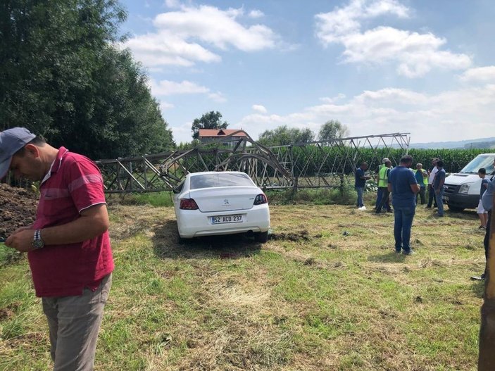 Sakarya'da 3 tonluk yüksek gerilim hattı direği, otomobilin üzerine devrildi