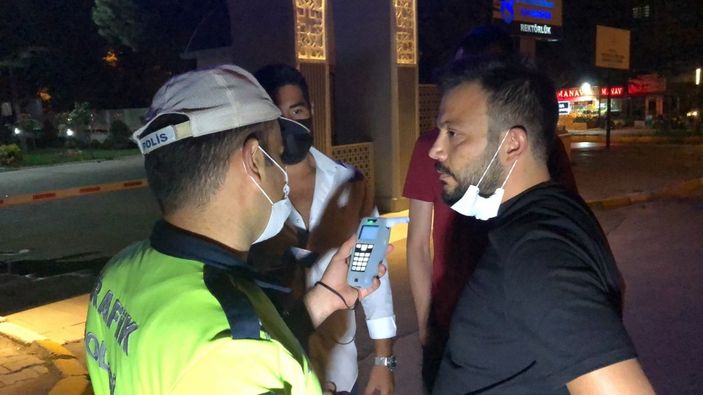 Polisleri görünce aracını park edip, yaya rolü yapıp kaçmak isteyen sürücü alkollü çıktı -4