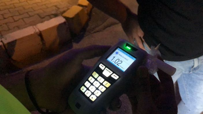 Polisleri görünce aracını park edip, yaya rolü yapıp kaçmak isteyen sürücü alkollü çıktı -3