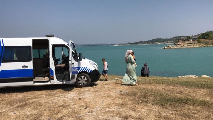 Ailesiyle piknik yaparken göle giren küçük çocuk boğuldu -3