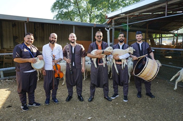 Kurban Bayramı öncesi kuzularına sıra gecesi yaptı -1