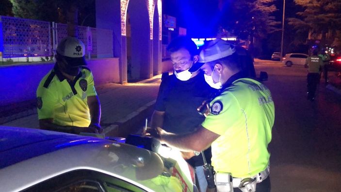 Polisleri görünce aracını park edip, yaya rolü yapıp kaçmak isteyen sürücü alkollü çıktı -2