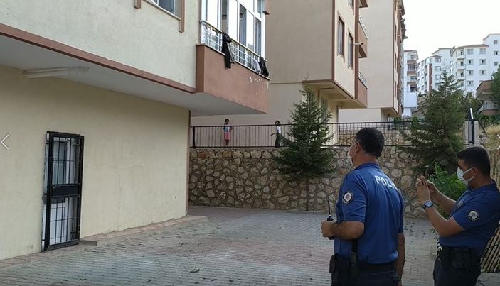 Pencereden düşen kardeşi ambulansa taşınırken gözyaşlarına boğuldu -5