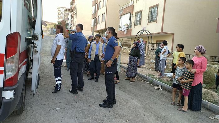Pencereden düşen kardeşi ambulansa taşınırken gözyaşlarına boğuldu -4