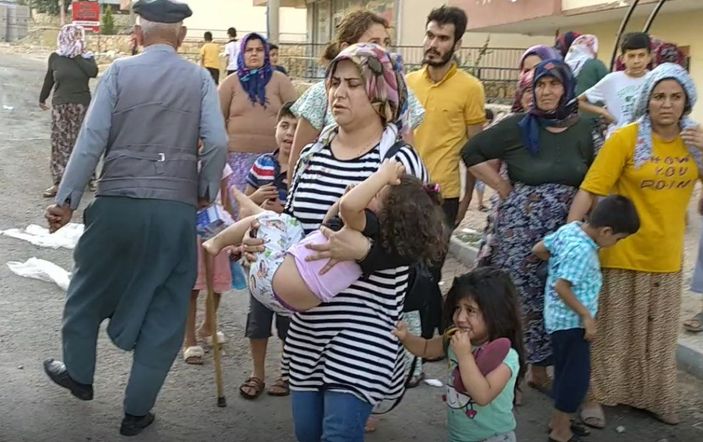 Pencereden düşen kardeşi ambulansa taşınırken gözyaşlarına boğuldu -2