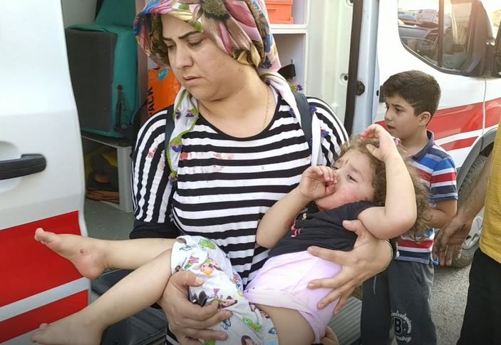 Pencereden düşen kardeşi ambulansa taşınırken gözyaşlarına boğuldu -3
