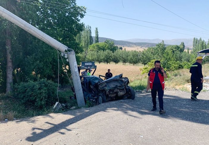 Isparta'da otomobil önce durağa sonra direğe çarptı: 2'si ağır 5 yaralı -2