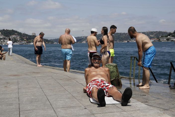 Kavurucu sıcaklardan bunaldılar, boğazın serin sularına atladılar -8