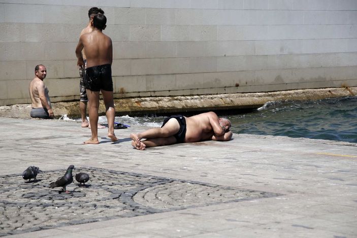 Kavurucu sıcaklardan bunaldılar, boğazın serin sularına atladılar -5