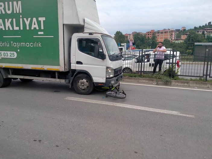 Yarışmadan kazandığı bisikletiyle kamyonetin altında kalan Zümranur, yaralandı  -1