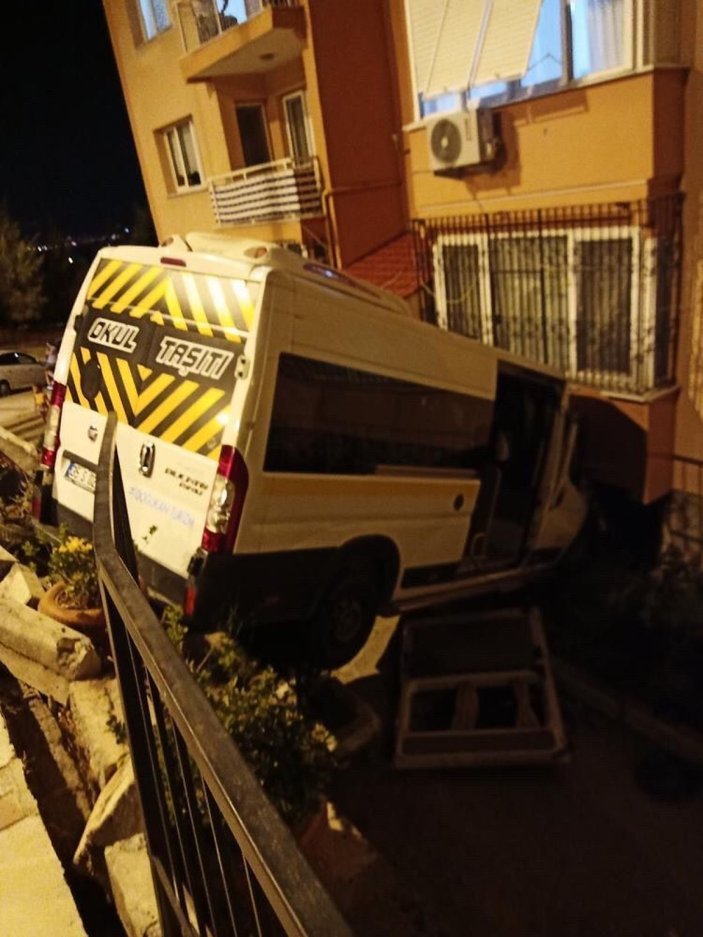 İzmir'de park halindeyken freni boşalan minibüs apartmana çarptı -2