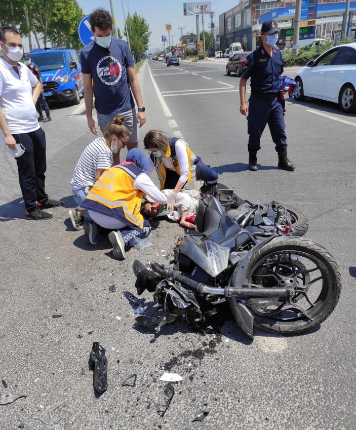 Ters yönde ilerleyen otomobille motosiklet çarpıştı: 2 yaralı -4