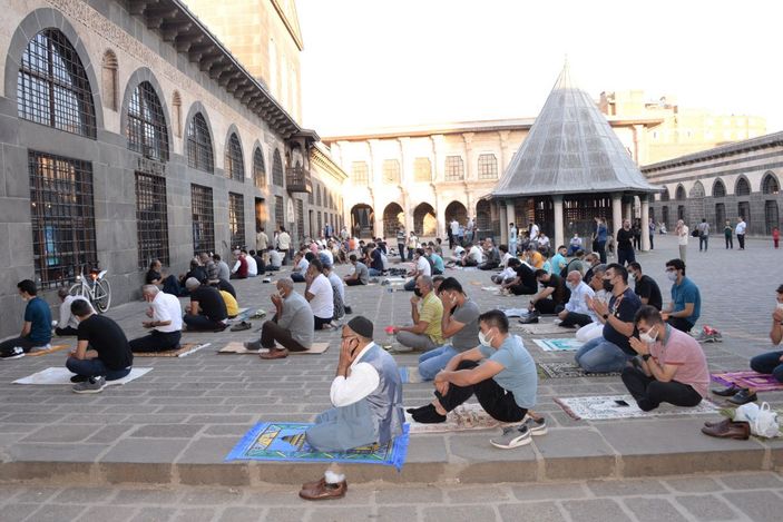 Diyarbakırlılar, bayram namazı için Ulu Cami'yi tercih etti -2