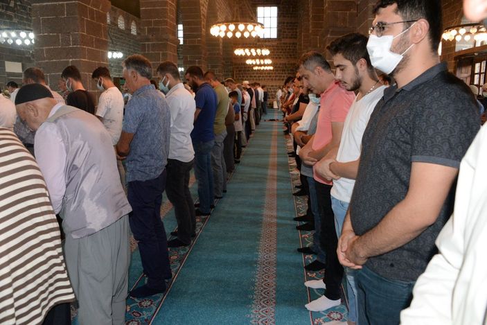 Diyarbakırlılar, bayram namazı için Ulu Cami'yi tercih etti -4